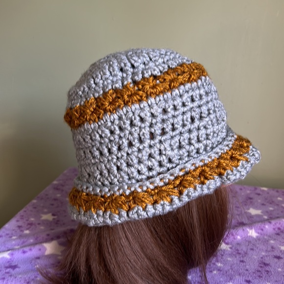 Crochet rolled rim beanie satin yarn medium new - Picture 5 of 6